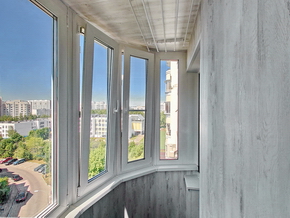 Отделка балкона серыми ламинированными панелями